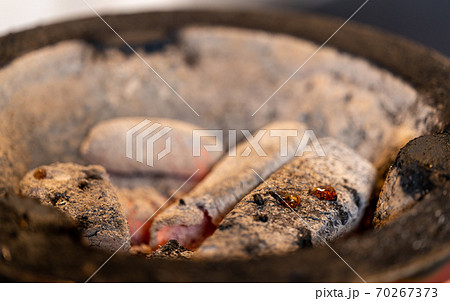 オガ炭と七輪 オガ炭と七輪 70267373