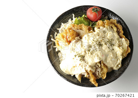 ミニトマトなど野菜も一緒に乗っているタルタルソースたっぷりのチキン南蛮丼(白背景、俯瞰) ミニトマトなど野菜も一緒に乗っているタルタルソースたっぷりのチキン南蛮丼(白背景、俯瞰) 70267421