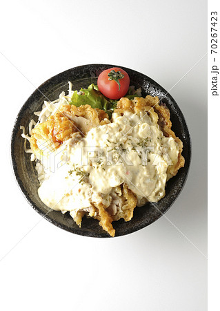 ミニトマトなど野菜も一緒に乗っているタルタルソースたっぷりのチキン南蛮丼（白背景、俯瞰） 70267423