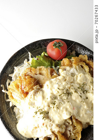 ミニトマトなど野菜も一緒に乗っているタルタルソースたっぷりのチキン南蛮丼(白背景、俯瞰) ミニトマトなど野菜も一緒に乗っているタルタルソースたっぷりのチキン南蛮丼(白背景、俯瞰) 70267433