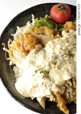 ミニトマトなど野菜も一緒に乗っているタルタルソースたっぷりのチキン南蛮丼(白背景、俯瞰) ミニトマトなど野菜も一緒に乗っているタルタルソースたっぷりのチキン南蛮丼(白背景、俯瞰) 70267435