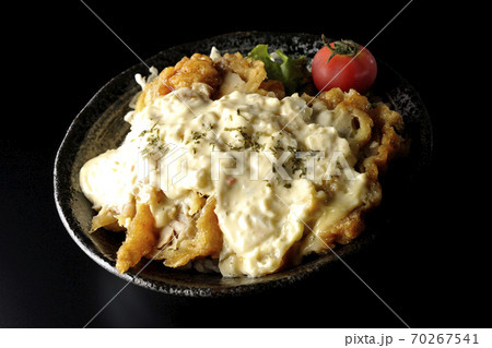ミニトマトなど野菜も一緒に乗っているタルタルソースたっぷりのチキン南蛮丼(黒背景) ミニトマトなど野菜も一緒に乗っているタルタルソースたっぷりのチキン南蛮丼(黒背景) 70267541