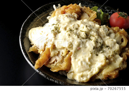 ミニトマトなど野菜も一緒に乗っているタルタルソースたっぷりのチキン南蛮丼(黒背景) ミニトマトなど野菜も一緒に乗っているタルタルソースたっぷりのチキン南蛮丼(黒背景) 70267555