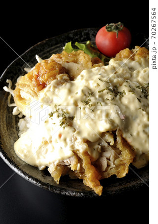 ミニトマトなど野菜も一緒に乗っているタルタルソースたっぷりのチキン南蛮丼(黒背景) ミニトマトなど野菜も一緒に乗っているタルタルソースたっぷりのチキン南蛮丼(黒背景) 70267564