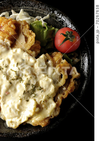 ミニトマトなど野菜も一緒に乗っているタルタルソースたっぷりのチキン南蛮丼（黒背景、俯瞰） 70267638