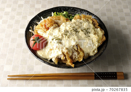 ミニトマトなど野菜も一緒に乗っているタルタルソースたっぷりのチキン南蛮丼とお箸 ミニトマトなど野菜も一緒に乗っているタルタルソースたっぷりのチキン南蛮丼とお箸 70267835
