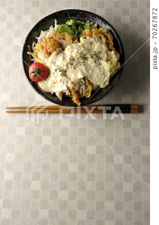 ミニトマトなど野菜も一緒に乗っているタルタルソースたっぷりのチキン南蛮丼とお箸(俯瞰) ミニトマトなど野菜も一緒に乗っているタルタルソースたっぷりのチキン南蛮丼とお箸(俯瞰) 70267872