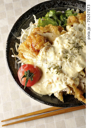 ミニトマトなど野菜も一緒に乗っているタルタルソースたっぷりのチキン南蛮丼とお箸(俯瞰) ミニトマトなど野菜も一緒に乗っているタルタルソースたっぷりのチキン南蛮丼とお箸(俯瞰) 70267873