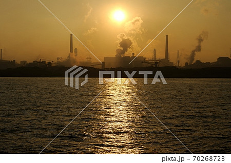 冬の京浜工業地帯と夕日と光の道 冬の京浜工業地帯と夕日と光の道 70268723