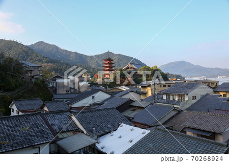 広島県 秋 宮島 五重塔と千畳閣 広島県 秋 宮島 五重塔と千畳閣 70268924