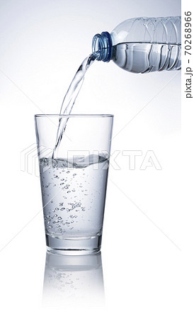 ペットボトルの水をグラスに注ぐの写真素材