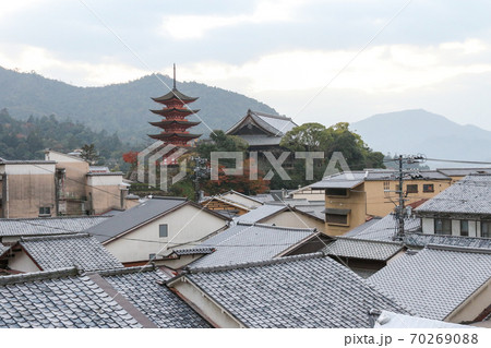 広島県　秋　宮島　五重塔と千畳閣 70269088