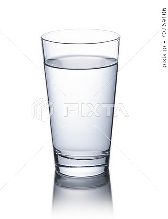 グラスに注がれた水 70269106