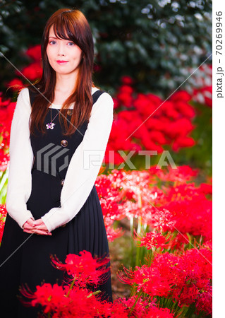 彼岸花の中で女性ポートレートの写真素材