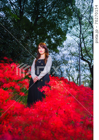 彼岸花と若い女性のポートレートの写真素材
