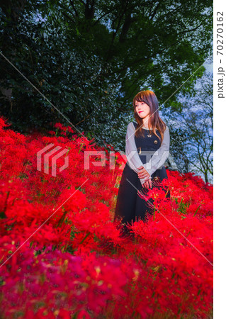 彼岸花と若い女性のポートレート 70270162