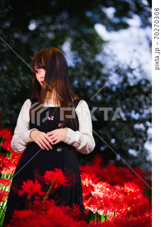 彼岸花と若い女性のポートレートの写真素材