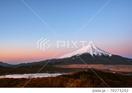 石割山山頂から望む夜明けの富士山(冬) 石割山山頂から望む夜明けの富士山(冬) 70273202
