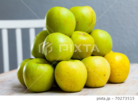 ripe yellow apples 18795255 PNG