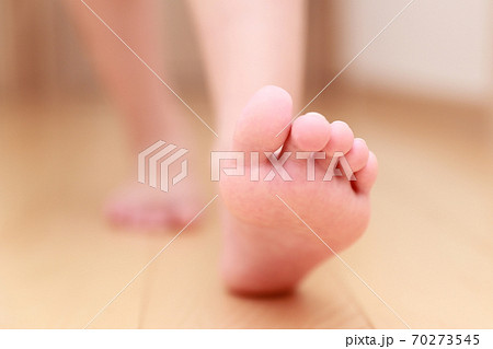 5歳の裸足の女の子 5歳の裸足の女の子 70273545