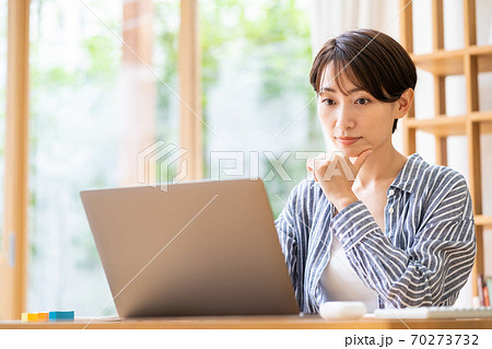 リビングでテレワーク中のミドル女性 リビングでテレワーク中のミドル女性 70273732