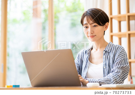リビングでテレワーク中のミドル女性 70273733