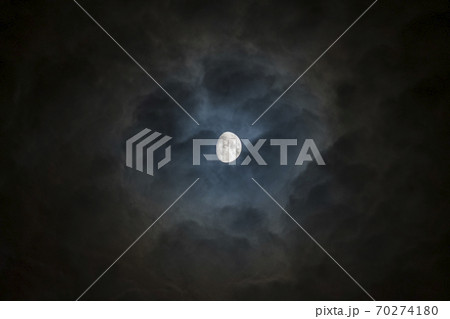 雲と月 70274180