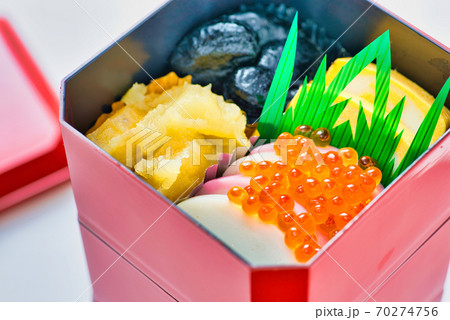 小さな重箱に詰められた一人前のおせち料理 70274756