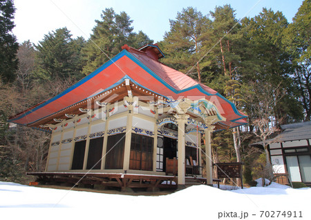雪解けを待つ清水寺　長野県山形村 70274911