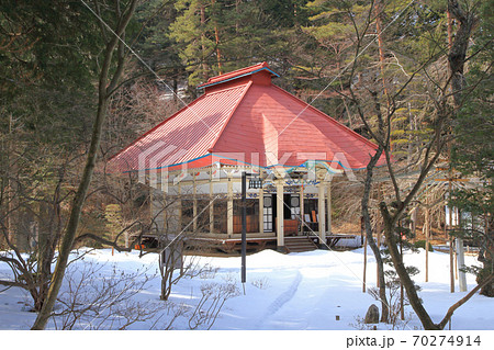 雪解けを待つ清水寺　長野県山形村 70274914
