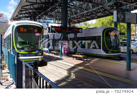 横川駅に停車する路面電車の景色 横川駅に停車する路面電車の景色 70274924