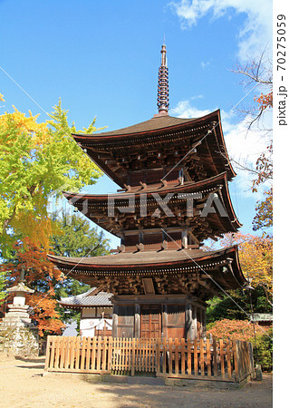 信州の鎌倉　国重要文化財　前山寺三重塔 70275059