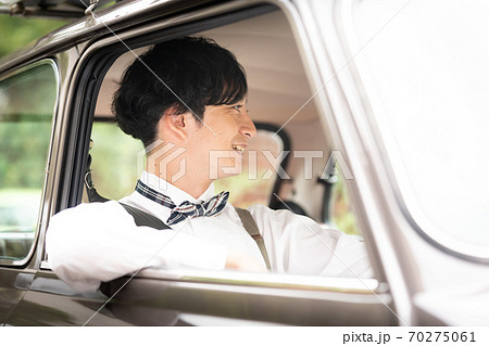 車を運転するオシャレな男性の写真素材