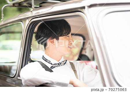 車を運転するオシャレな男性の写真素材