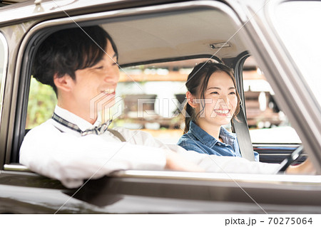 車でデートに向かう男女 車でデートに向かう男女 70275064