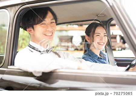 車でデートに向かう男女 車でデートに向かう男女 70275065