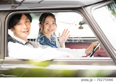 車でデートに向かう男女 車でデートに向かう男女 70275066