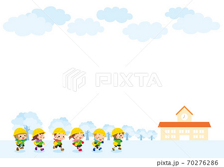 雪景色の中 幼稚園を目指して走り出す可愛い幼稚園児キッズグループのイラストのイラスト素材