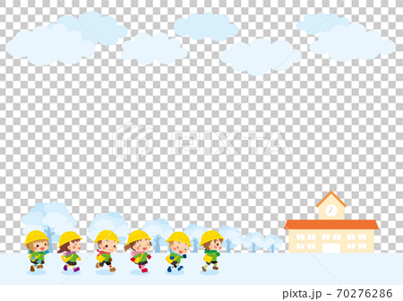 雪景色の中 幼稚園を目指して走り出す可愛い幼稚園児キッズグループのイラストのイラスト素材
