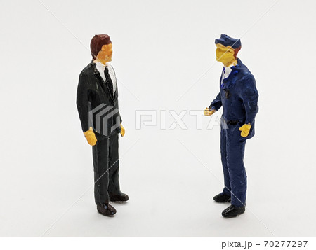 警察官と話し合っている男性 70277297