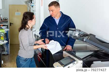 Office employee reports printer error to service engineer 70277427