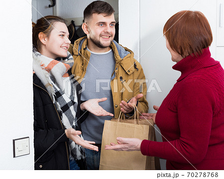 Adult children visiting elderly mother Adult children visiting elderly mother 70278768