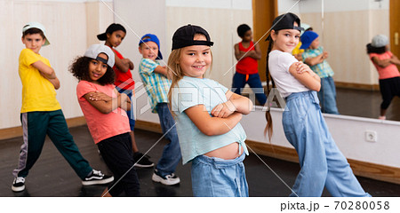 Kids training hip hop in dance studio Kids training hip hop in dance studio 70280058