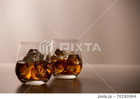 ペアグラスにウイスキー 70280964