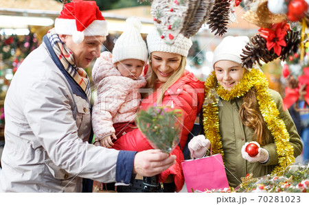 Family spending time at Christmas fair 70281023