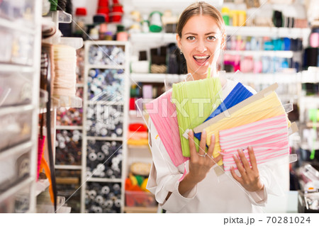 Excited girl showing ribbons 70281024