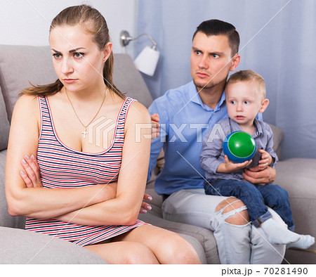 Portrait of quarreled husband and wife Portrait of quarreled husband and wife 70281490