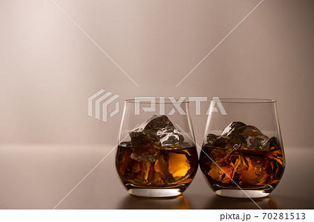 ペアグラス にウイスキー ペアグラス にウイスキー 70281513