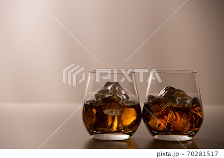 ペアグラス にウイスキー 70281517