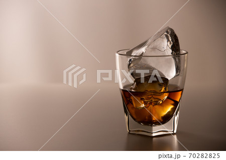 ロックウイスキー 70282825